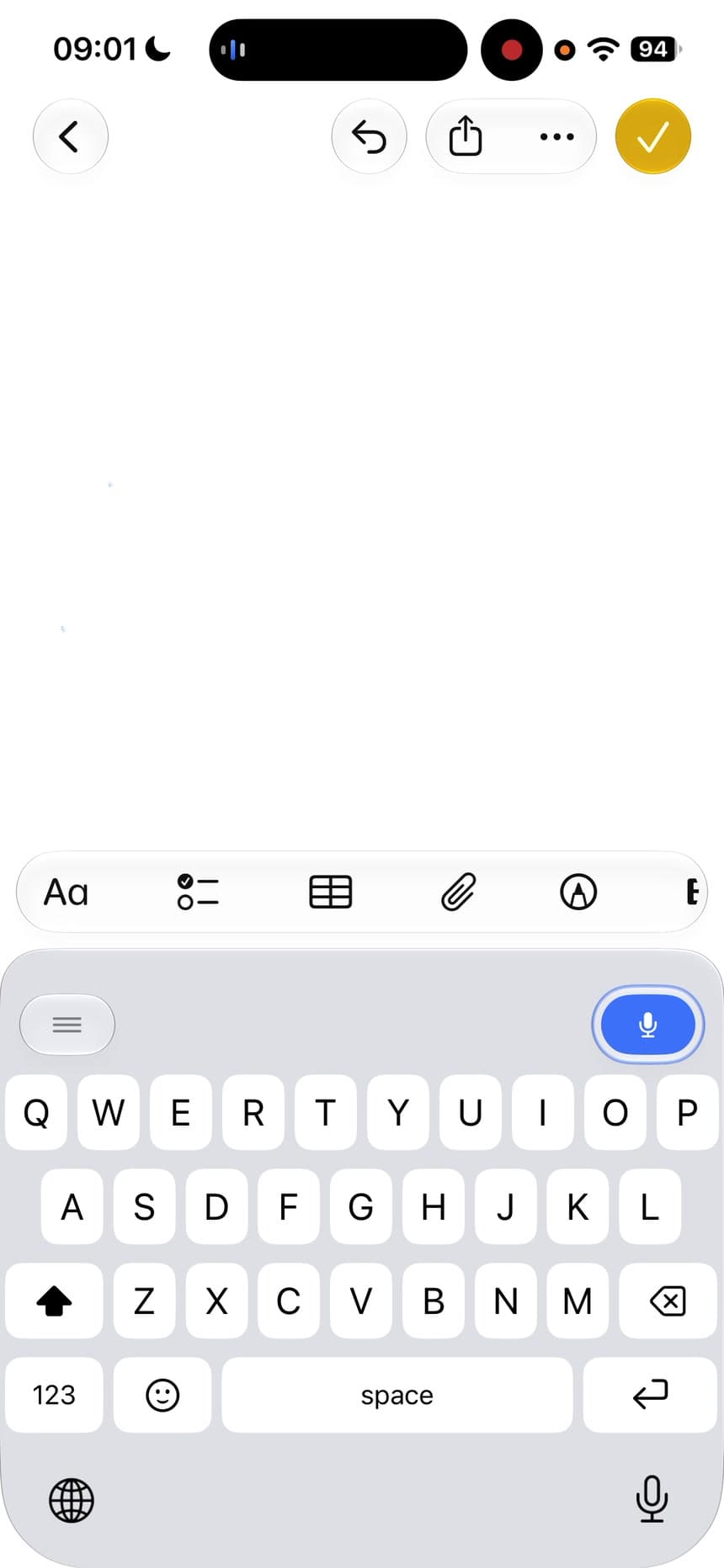 Capture d’Apple Notes sur iPhone avec le clavier Dictus et son bouton de dictée. Interface en anglais.